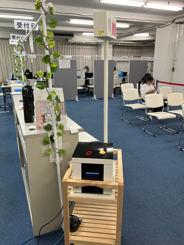 コンパクトな受付発券機 事例写真（Q-system 日本製）